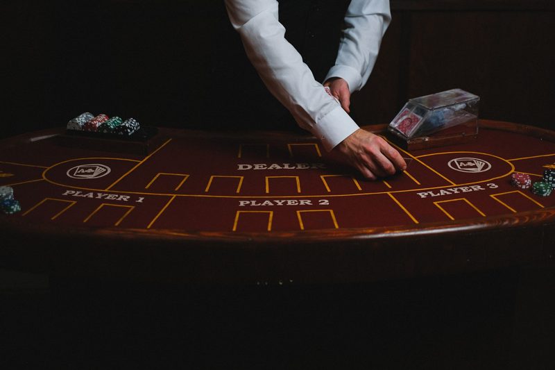 Croupier teilt Karten aus