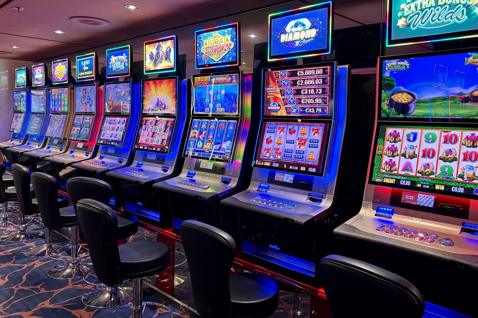 Reihe von Spielautomaten im Casino