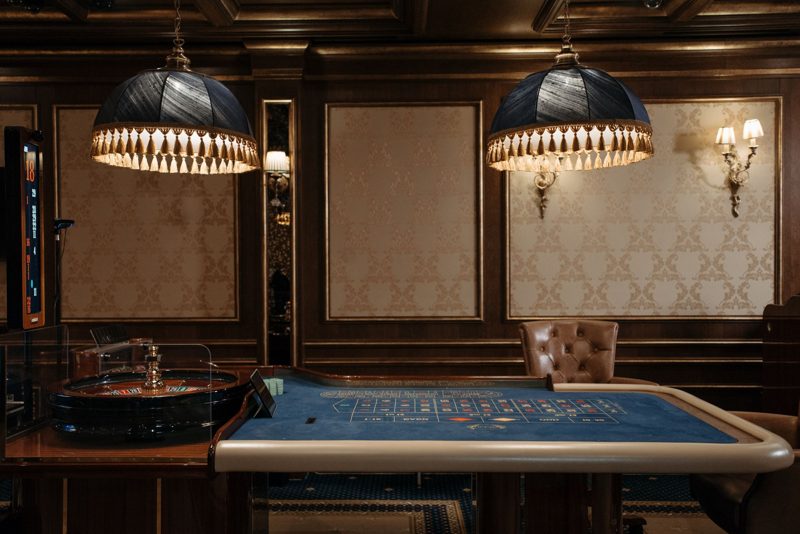 Roulettetisch unter Lampen