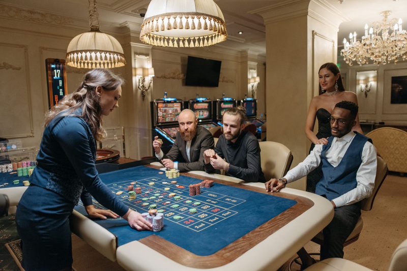 Gäste am Roulettetisch im Casino